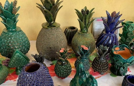 Artesanía tradicional piñas de barro en Tangancícuaro